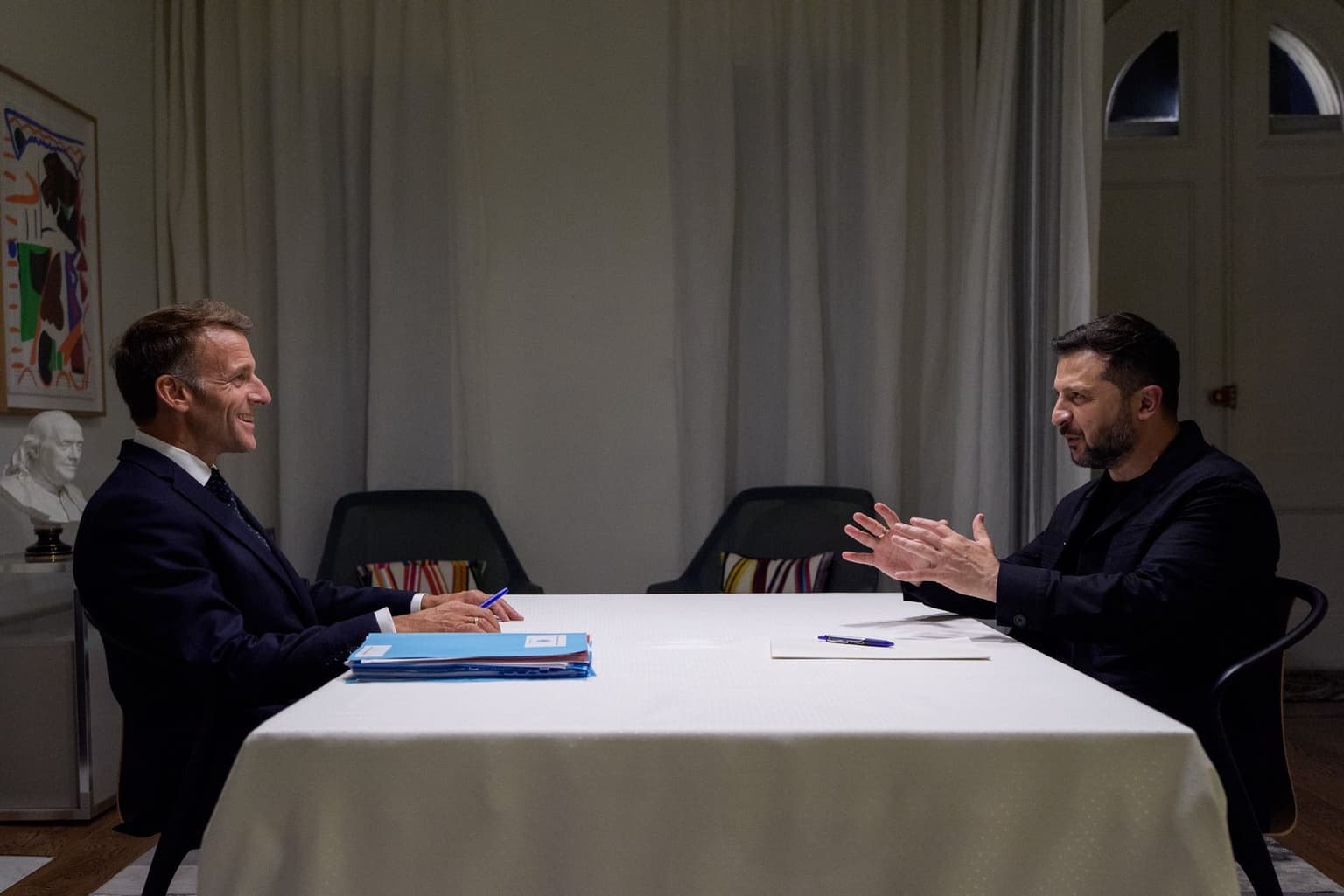Zelensky meets Macron to discuss air defenses, winter support