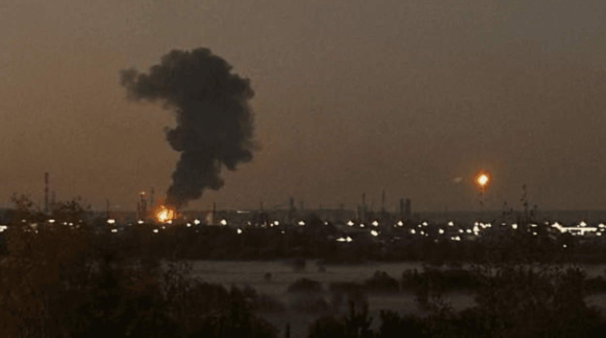 Ukrainian forces reportedly strike oil refinery 1,500 kilometers from border, Russian electronics factory
