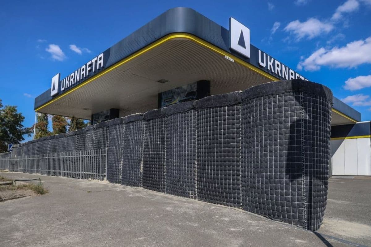 Ukrnafta installs concrete shelters at Kyiv gas stations amid Russian attacks