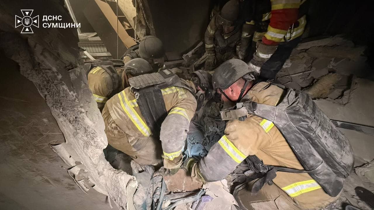 Russian attack on Sumy kills 2, injures 7 as guided aerial bombs hit apartment building