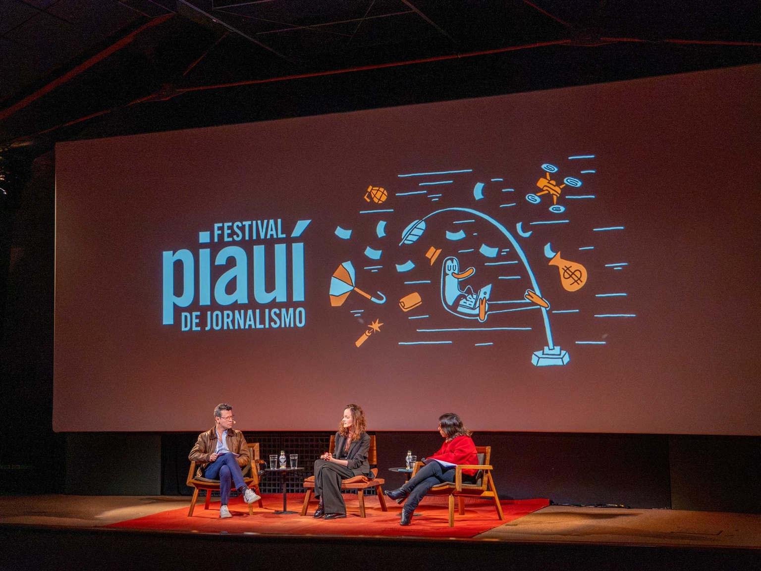 The Kyiv Independent Editor-in-Chief Olga Rudenko speaks onstage at the piauí Journalism Festival in São Paulo, Brazil (Durval Litoldo)