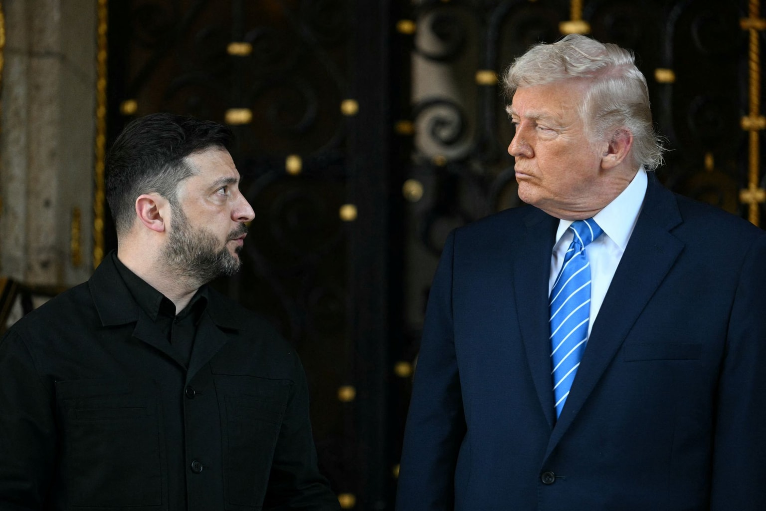 U.S. President Trump (R) welcomes President Zelensky (L) in Palm Beach, Florida, on Dec. 28, 2025