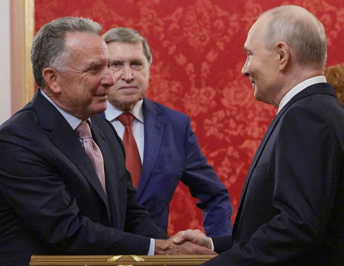 Russian President Vladimir Putin welcomes US special envoy Steve Witkoff.