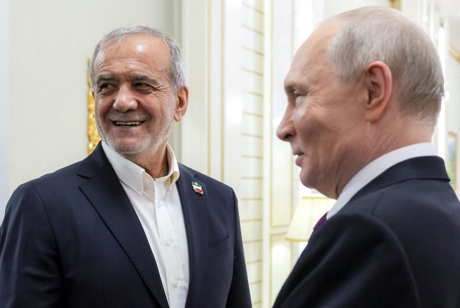 Russian President Vladimir Putin (R) and Iranian President Masoud Pezeshkian (L) hold a meeting in Turkmenbashi, Turkmenistan, on Oct. 8, 2026.