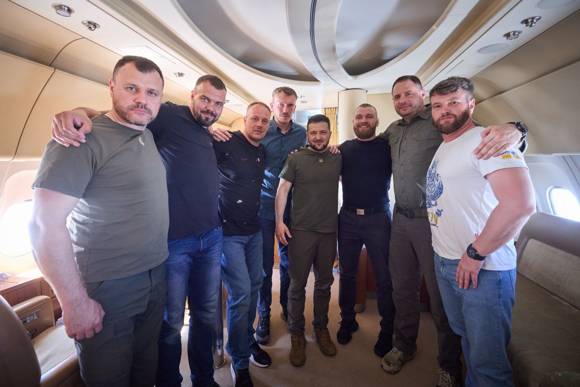 I difensori dell’Azovstal tornano in Ucraina con Zelenskyj