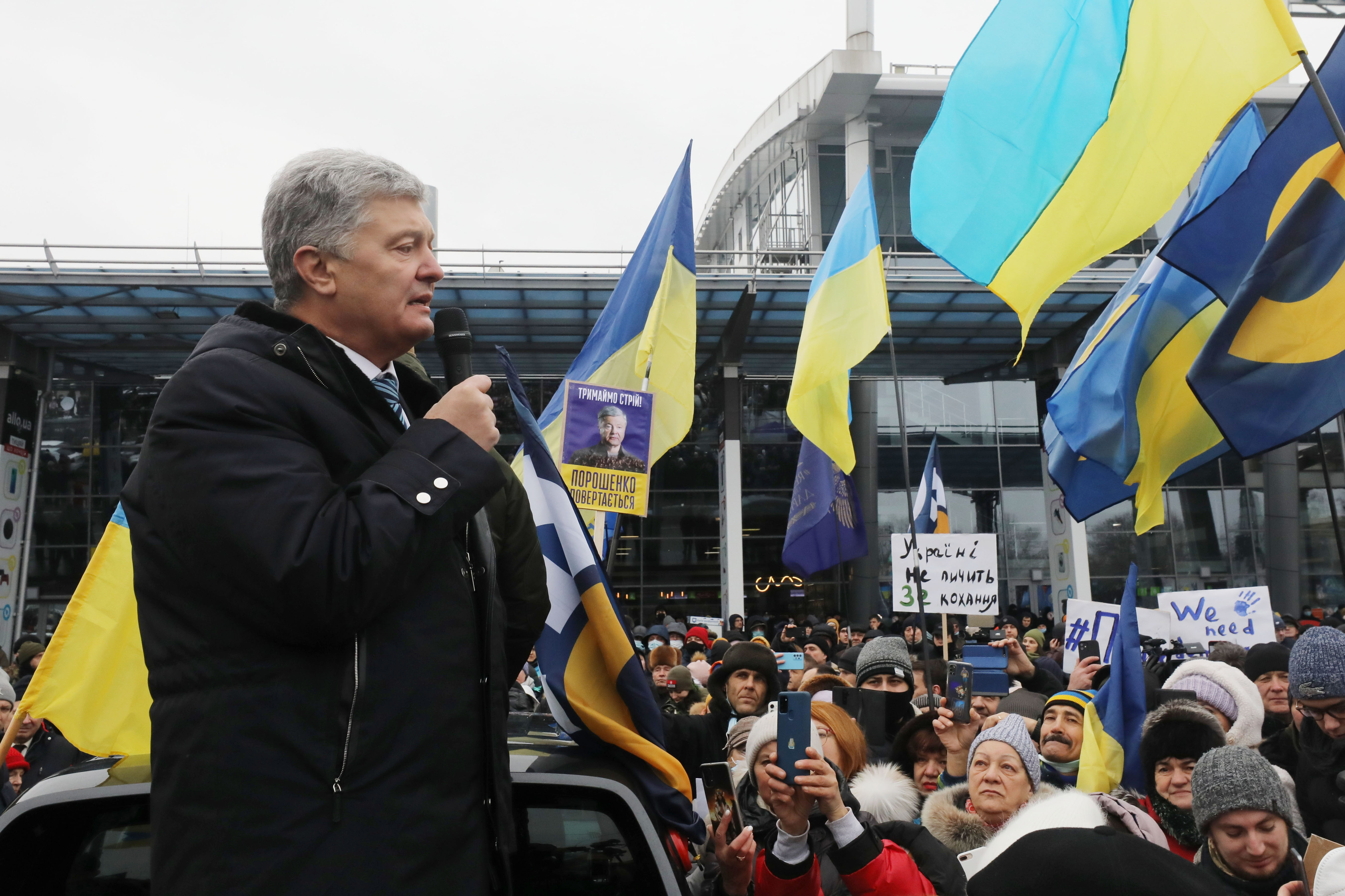 Poroshenko returns to Ukraine, faces possible arrest
