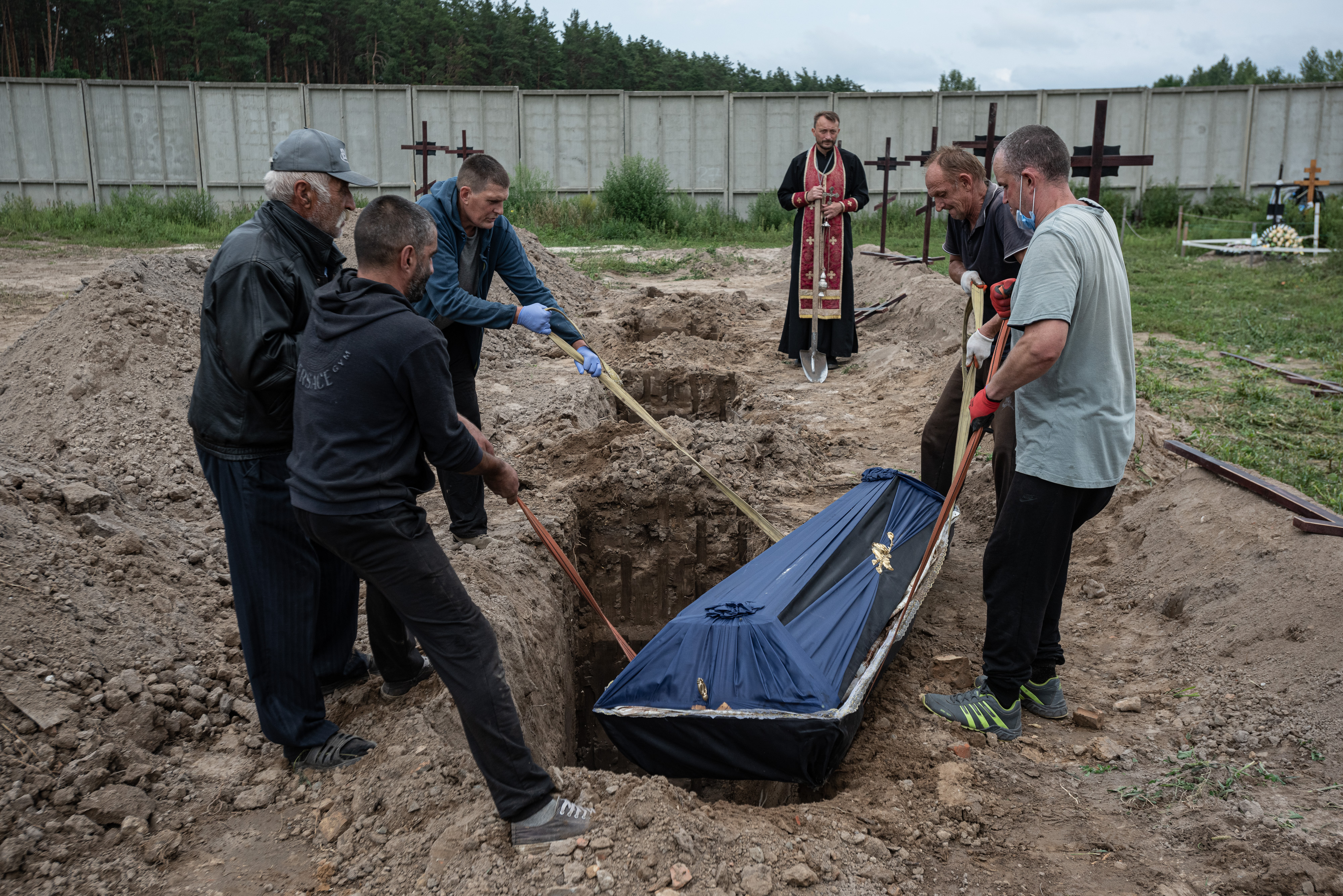 Months after Russian withdrawal, Bucha buries bodies of unidentified victims (PHOTOS)