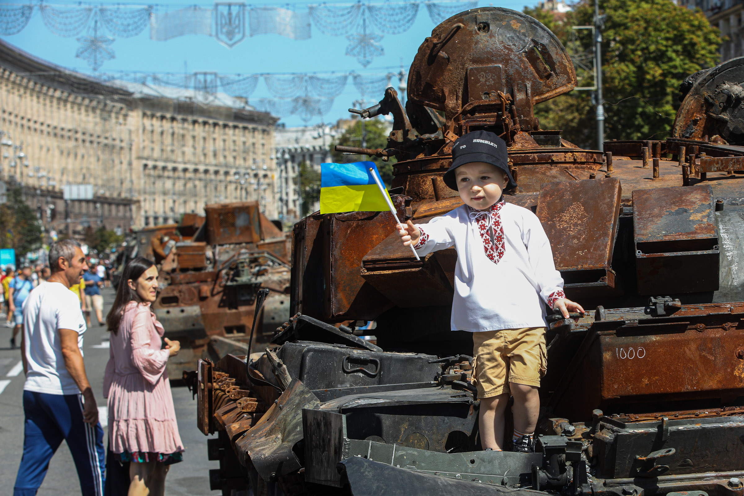 Despite lack of celebrations, people honor Independence Day in central Kyiv (PHOTOS)