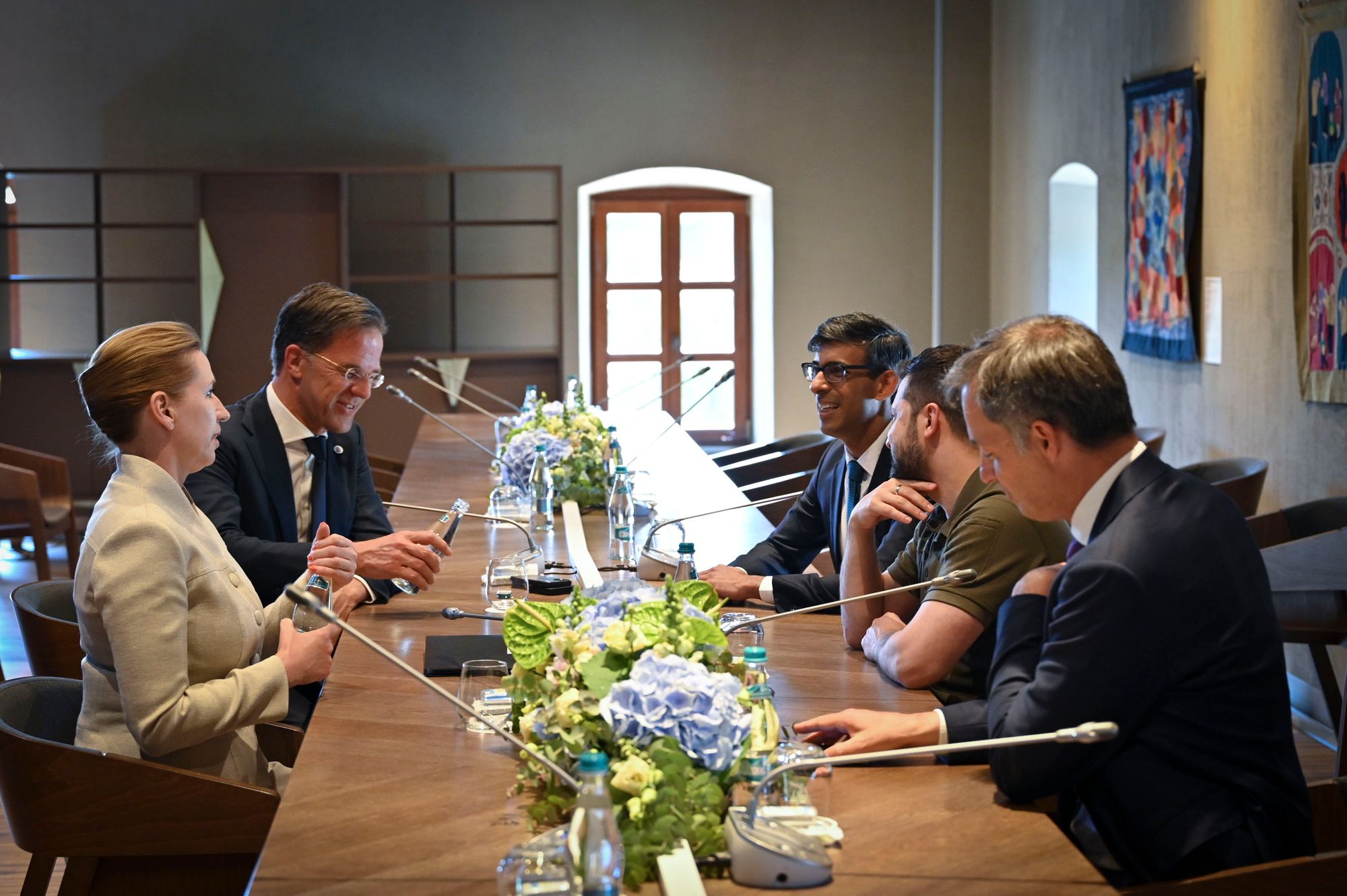 Zelensky meets 'fighter jet coalition' leaders at Moldova summit
